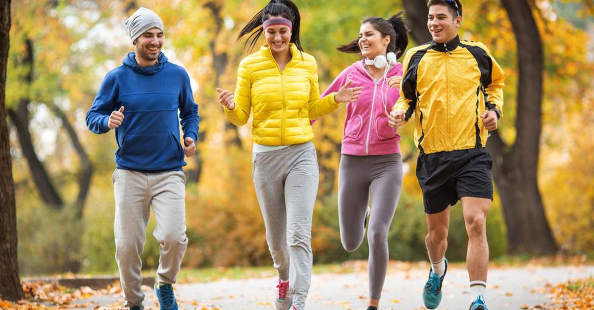 Cosa indossare per correre in autunno: l'abbigliamento running essenziale